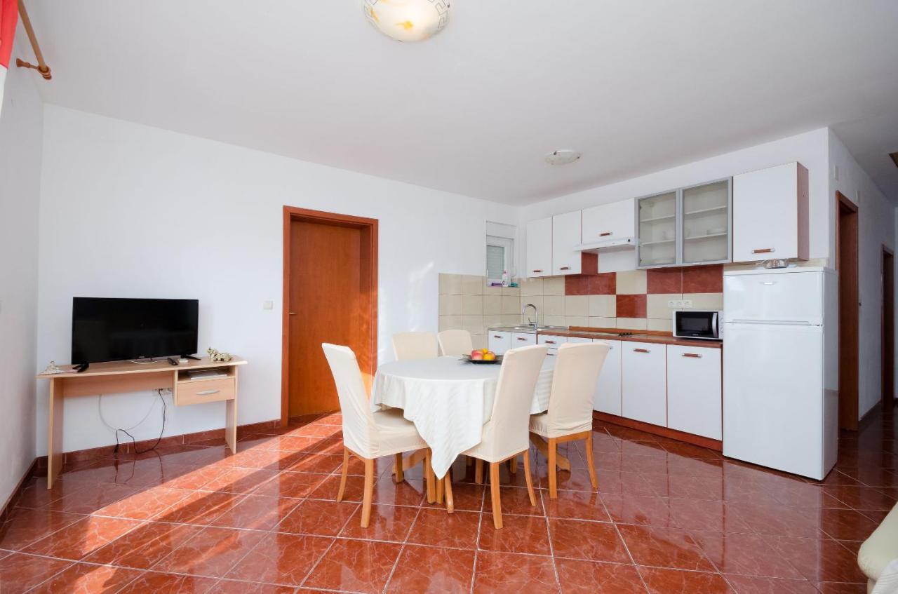 Apartments Pela لوبار المظهر الخارجي الصورة