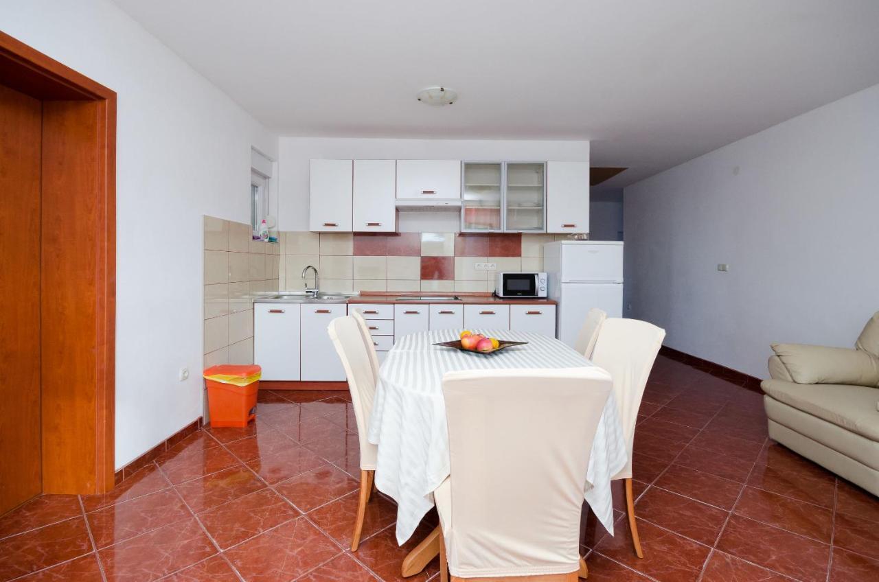 Apartments Pela لوبار المظهر الخارجي الصورة