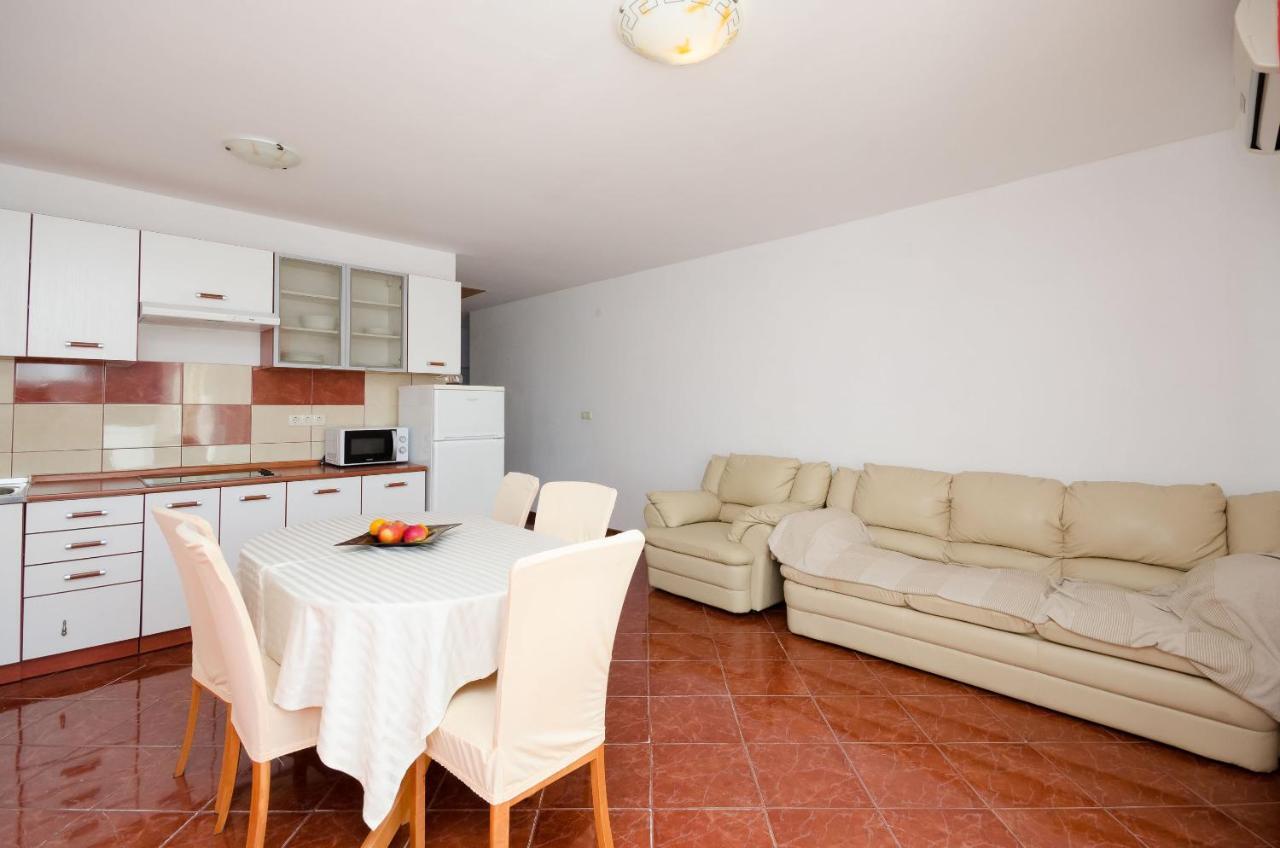 Apartments Pela لوبار المظهر الخارجي الصورة