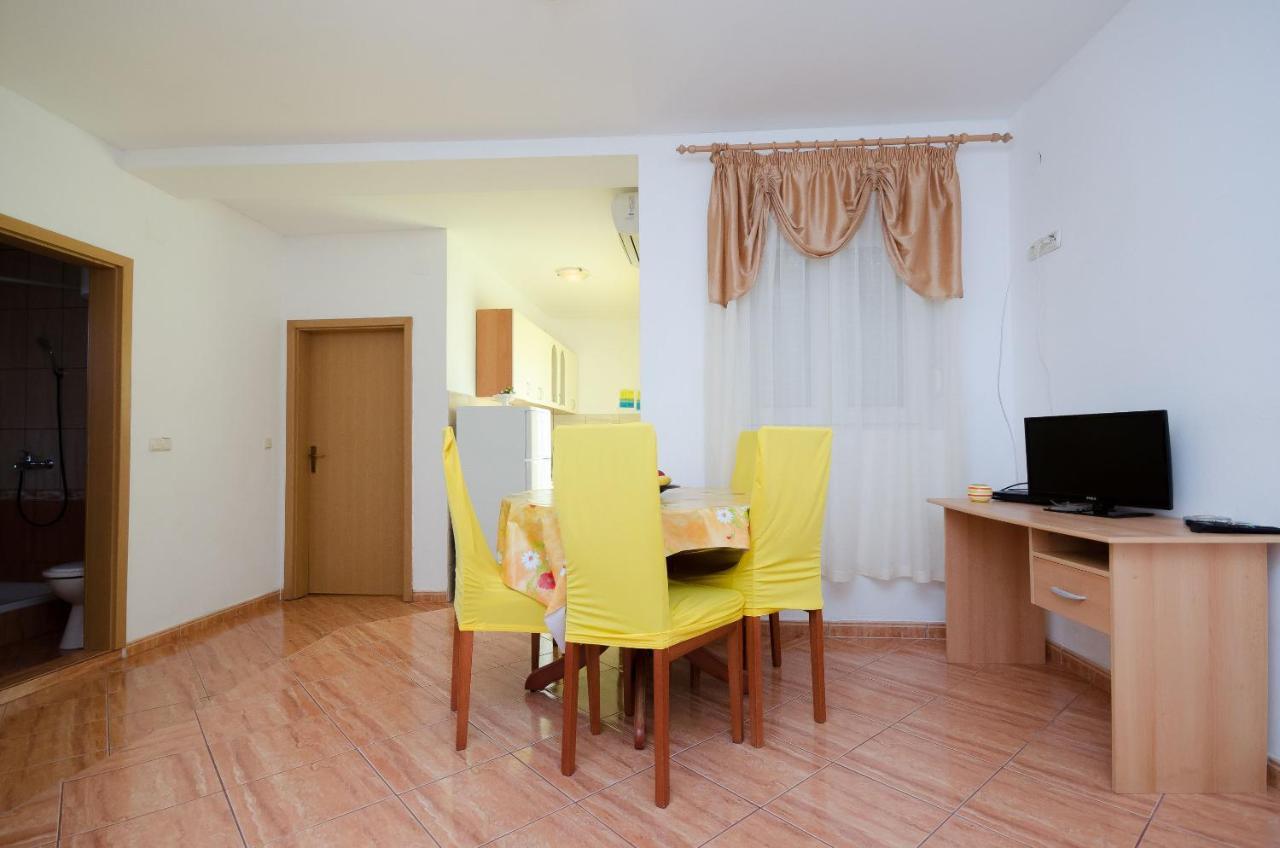 Apartments Pela لوبار المظهر الخارجي الصورة
