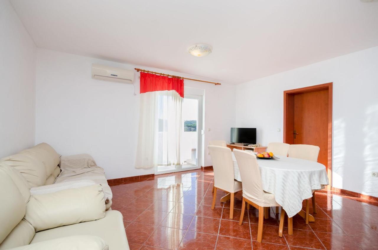 Apartments Pela لوبار المظهر الخارجي الصورة
