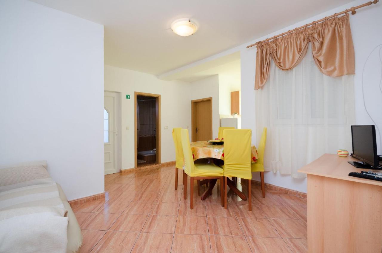 Apartments Pela لوبار المظهر الخارجي الصورة
